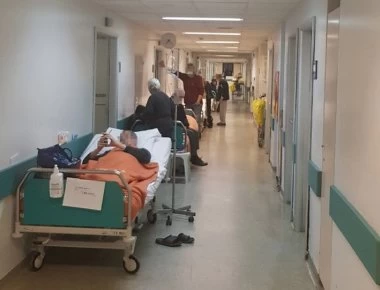 Νεκροί στη λίστα για ΜΕΘ και ράντζα στα νοσοκομεία βάζουν το υπουργείο Υγείας να ασχοληθεί με την υγεία